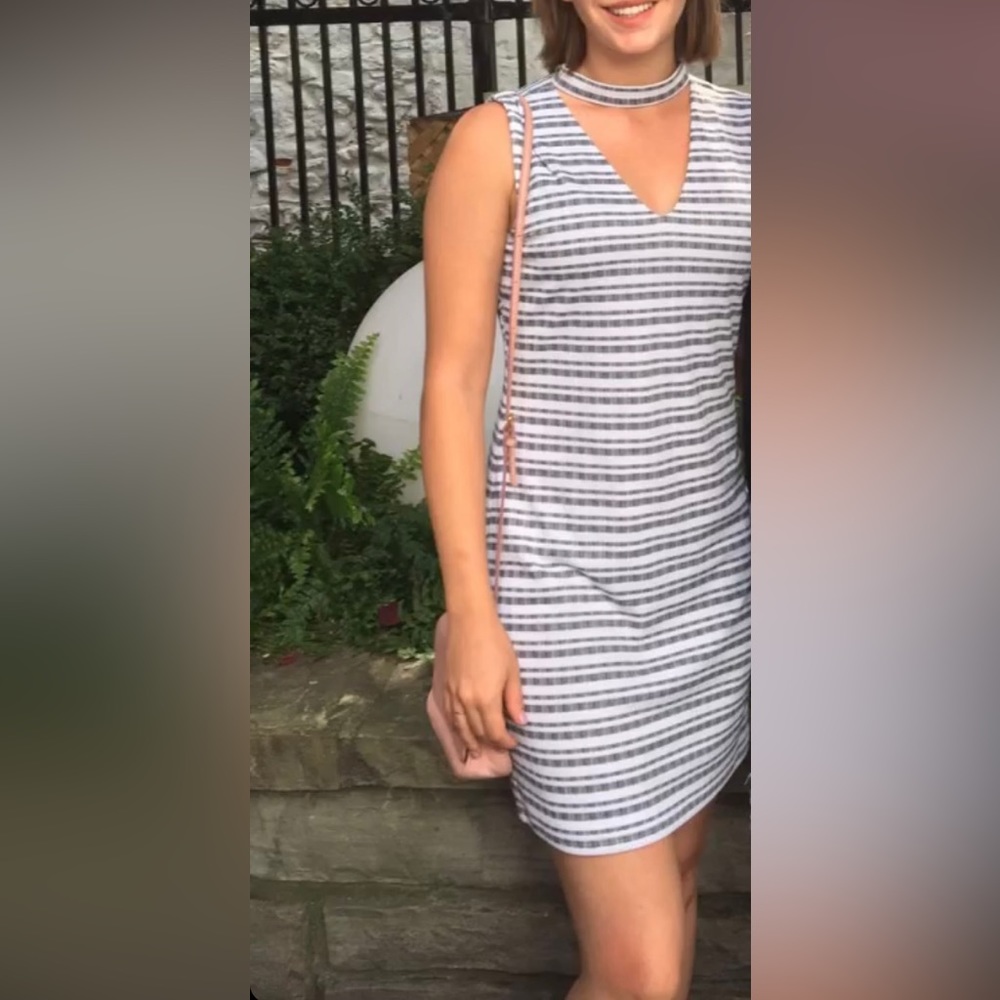 1 state dress, size small. Only worn a handful of times. Good condition.